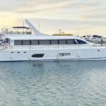 Catamarã 62 atracado na Bahia Marina em Salvador