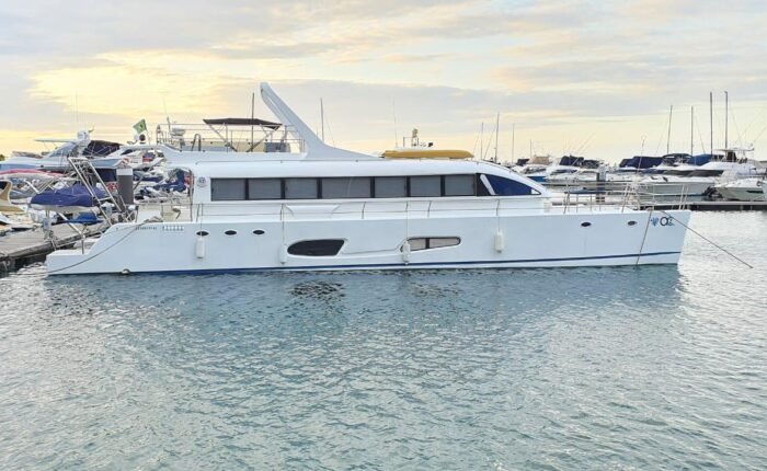 Catamarã 62 atracado na Bahia Marina em Salvador