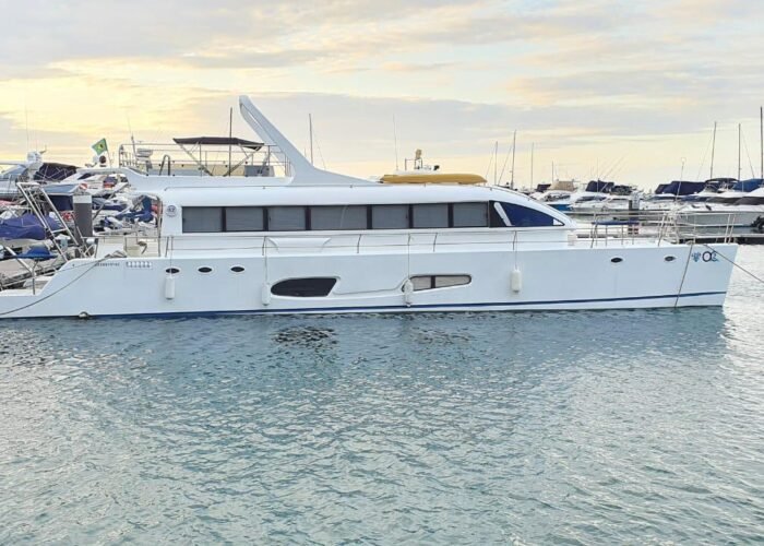 Catamarã 62 atracado na Bahia Marina em Salvador