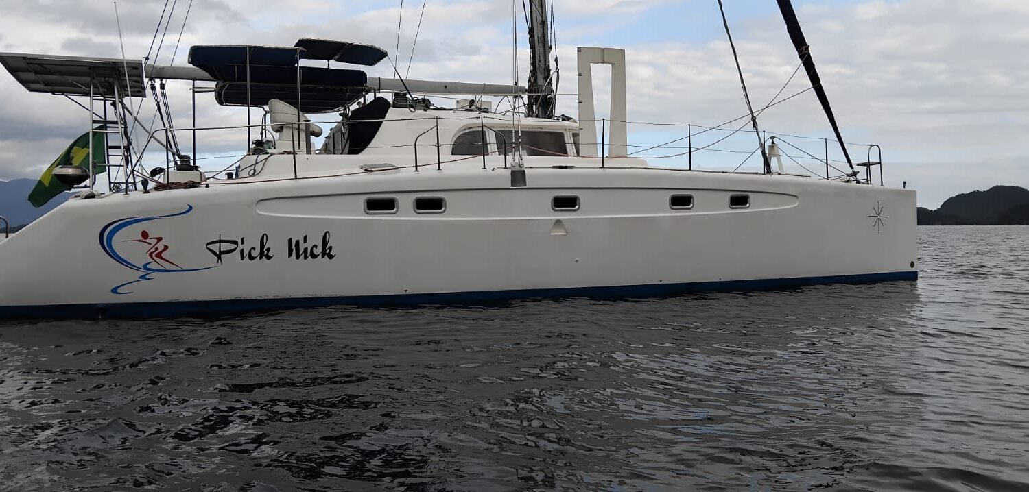 Vista lateral do casco do Catamarã Dolphin 46 ancorado