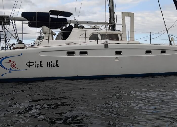 Vista lateral do casco do Catamarã Dolphin 46 ancorado