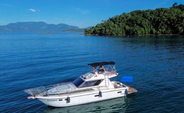 Lancha Oceanic 36 navegando próxima a ilha verde em Angra dos Reis