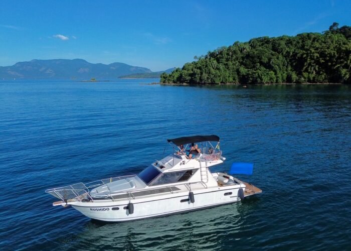 Lancha Oceanic 36 navegando próxima a ilha verde em Angra dos Reis