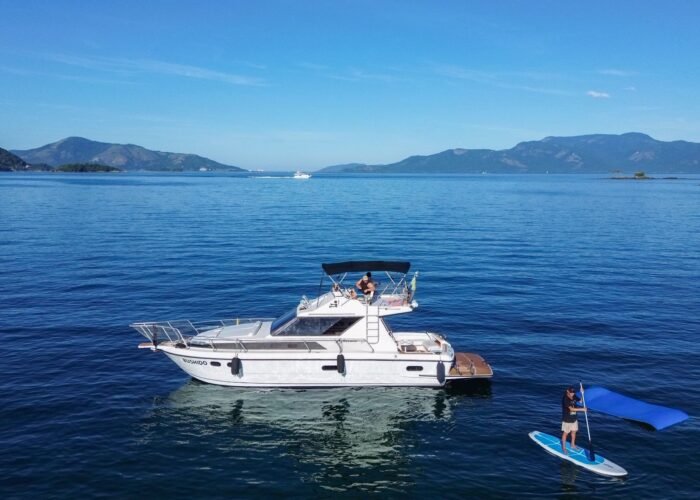 Lancha Oceanic 36 com prancha e boia flutuante azul em Angra dos Reis