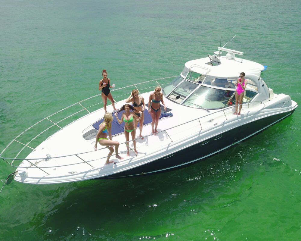 Grupo de mulheres curtindo o passeio no deck da lancha Sea Ray 45 pés