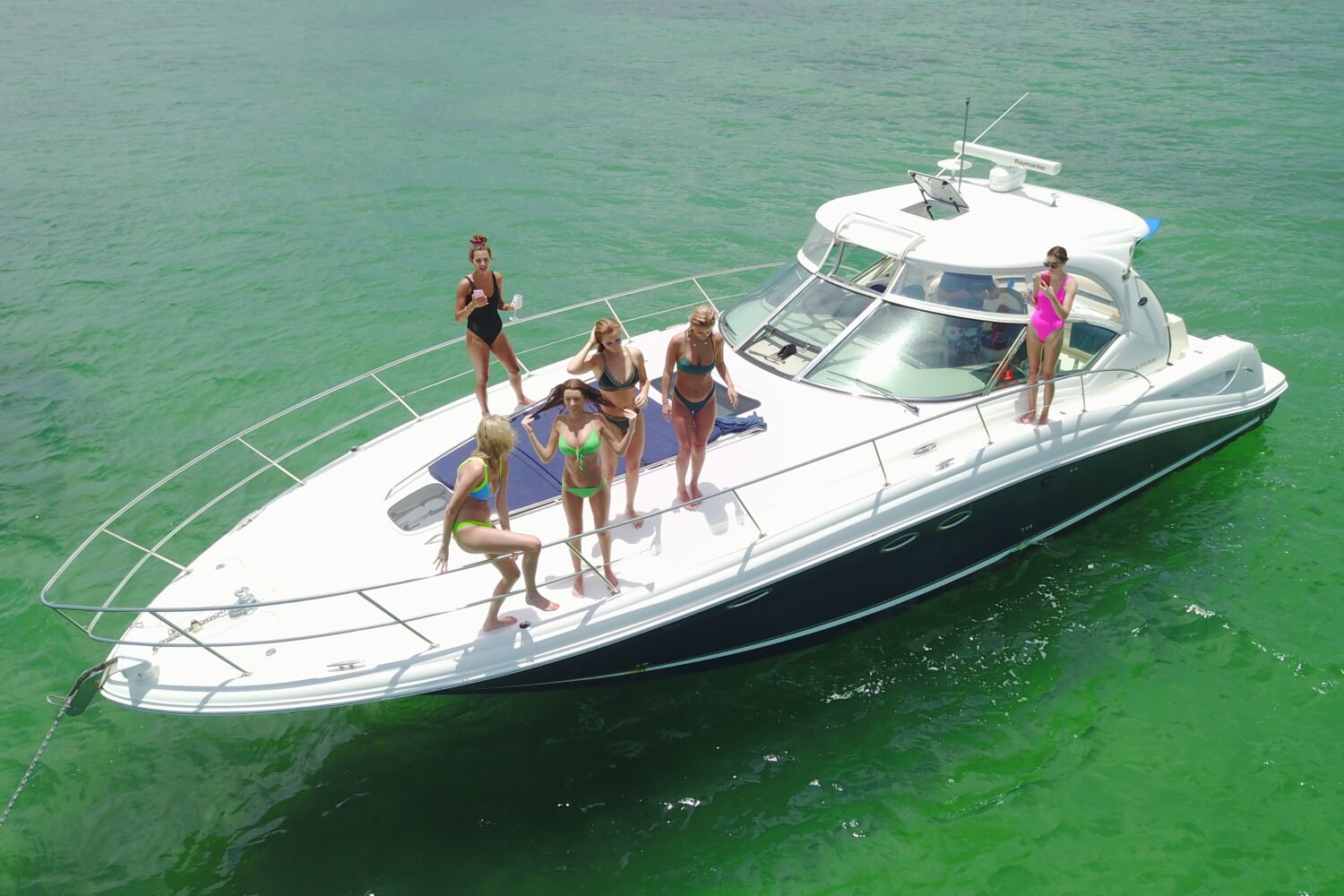Grupo de mulheres curtindo o passeio no deck da lancha Sea Ray 45 pés