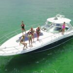 Grupo de mulheres curtindo o passeio no deck da lancha Sea Ray 45 pés