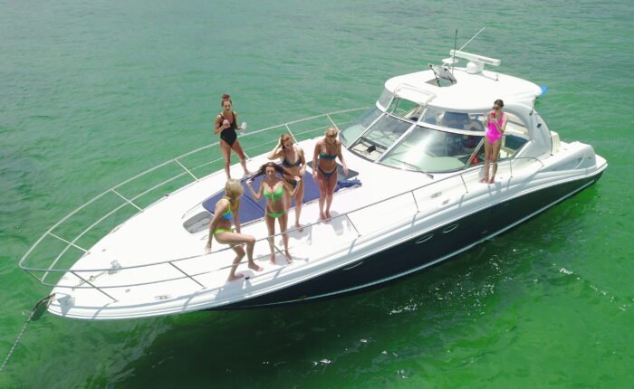 Grupo de mulheres curtindo o passeio no deck da lancha Sea Ray 45 pés