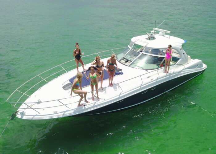 Grupo de mulheres curtindo o passeio no deck da lancha Sea Ray 45 pés