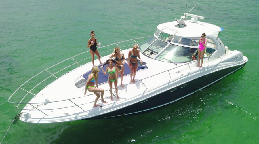 Grupo de mulheres curtindo o passeio no deck da lancha Sea Ray 45 pés