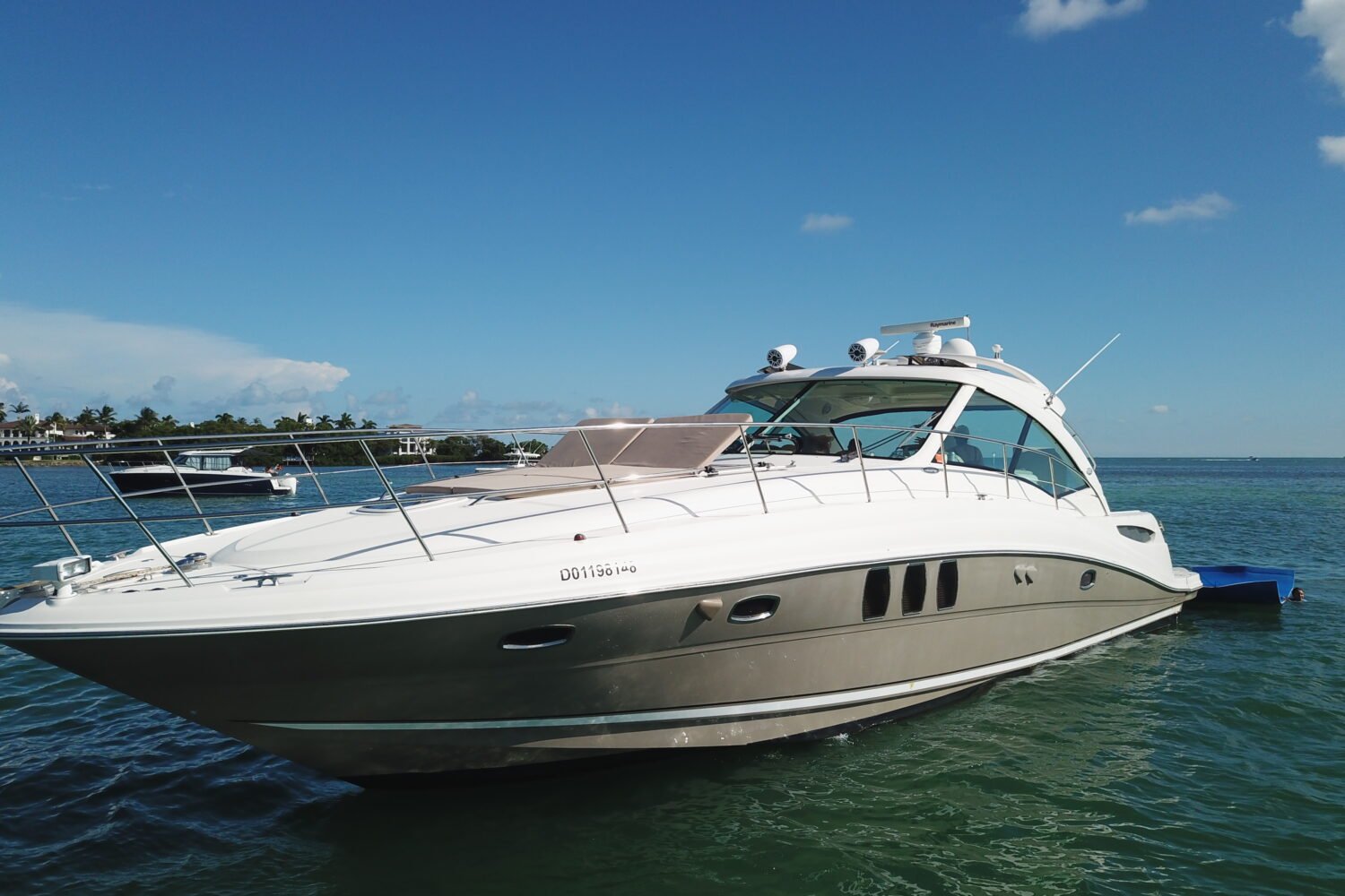 Lancha Sea Ray Sundancer 50 pés ancorada em Miami com visual elegante e moderno