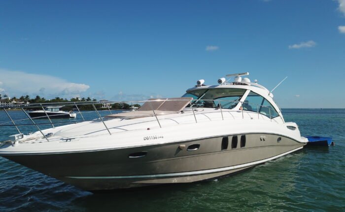 Lancha Sea Ray Sundancer 50 pés ancorada em Miami com visual elegante e moderno
