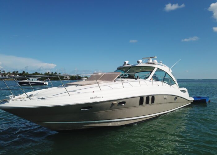 Lancha Sea Ray Sundancer 50 pés ancorada em Miami com visual elegante e moderno
