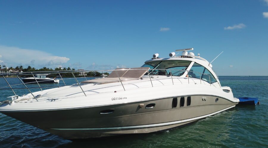Lancha Sea Ray Sundancer 50 pés ancorada em Miami com visual elegante e moderno