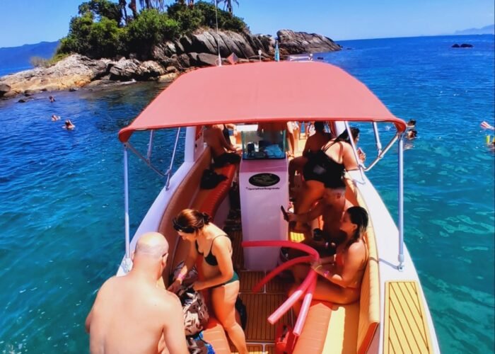 Grupo aproveitando passeio de lancha em Angra dos Reis com parada para mergulho