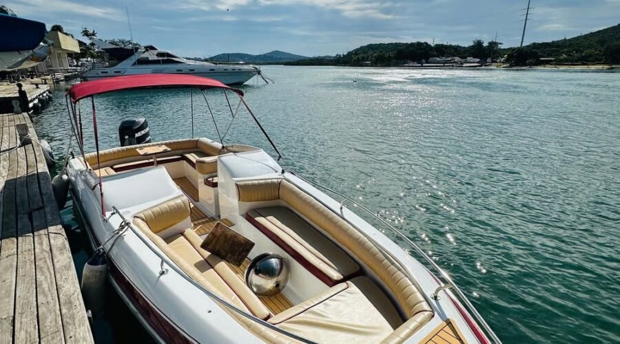 Lancha Real 220 Dóia atracada na marina em Cabo Frio, vista superior com bancos estofados.
