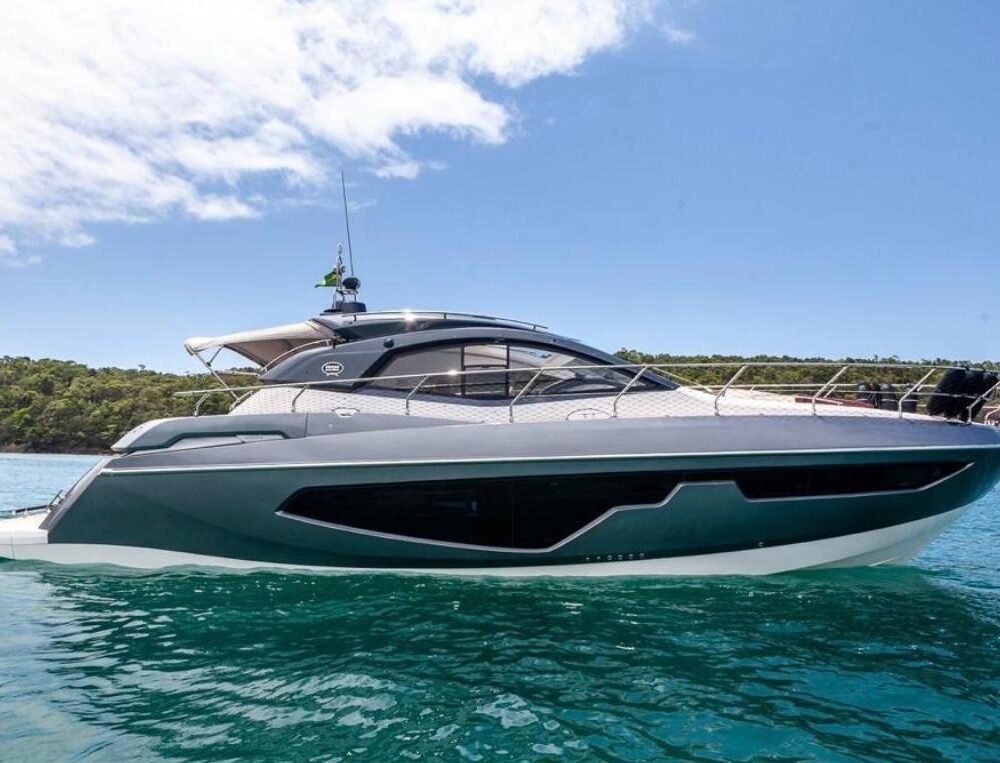 Lancha Sessa C44 navegando no mar com design esportivo e moderno