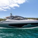 Lancha Sessa C44 navegando no mar com design esportivo e moderno