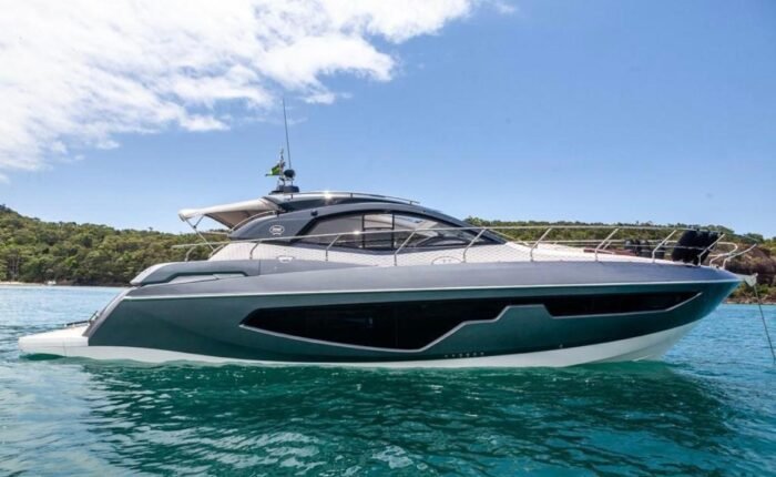 Lancha Sessa C44 navegando no mar com design esportivo e moderno