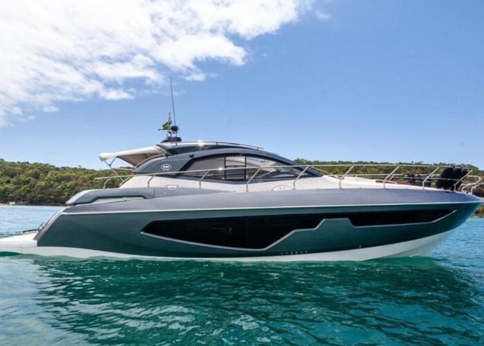 Lancha Sessa C44 navegando no mar com design esportivo e moderno