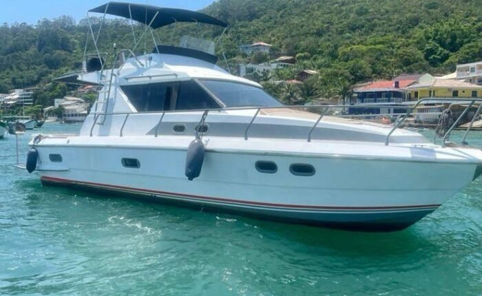 Lancha Oceanic 36 vista lateral no mar verde esmeralda.