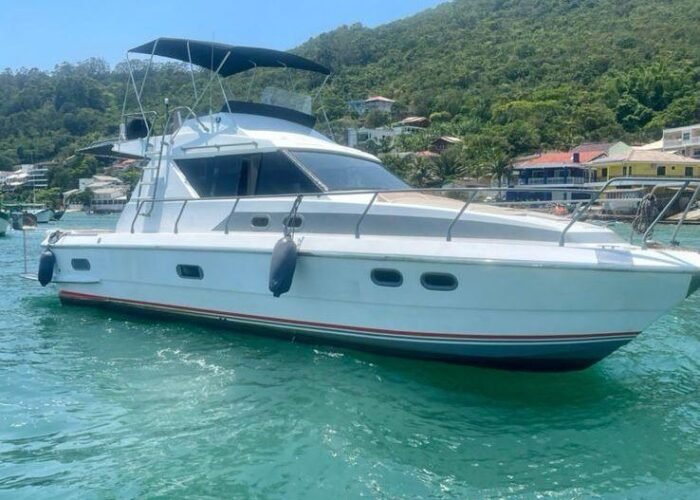 Lancha Oceanic 36 vista lateral no mar verde esmeralda.