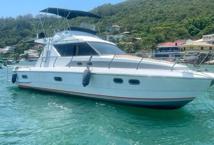 Lancha Oceanic 36 vista lateral no mar verde esmeralda.