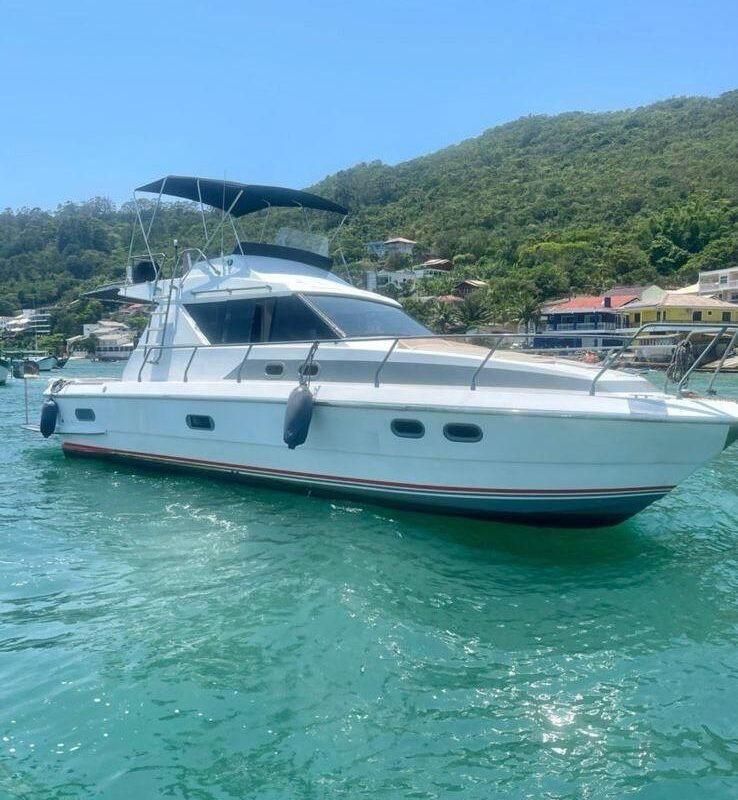 Lancha Oceanic 36 vista lateral no mar verde esmeralda.