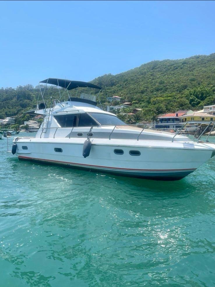 Lancha Oceanic 36 vista lateral no mar verde esmeralda.