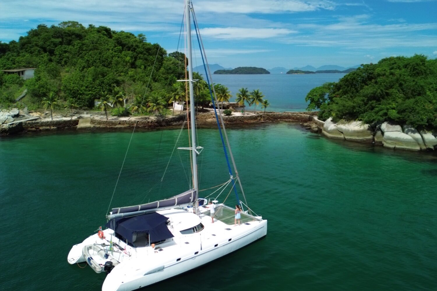 Catamarã Fountaine Pajot 46 pés ancorado próximo a praia com coqueiros em Paraty