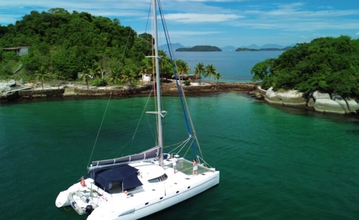 Catamarã Fountaine Pajot 46 pés ancorado próximo a praia com coqueiros em Paraty