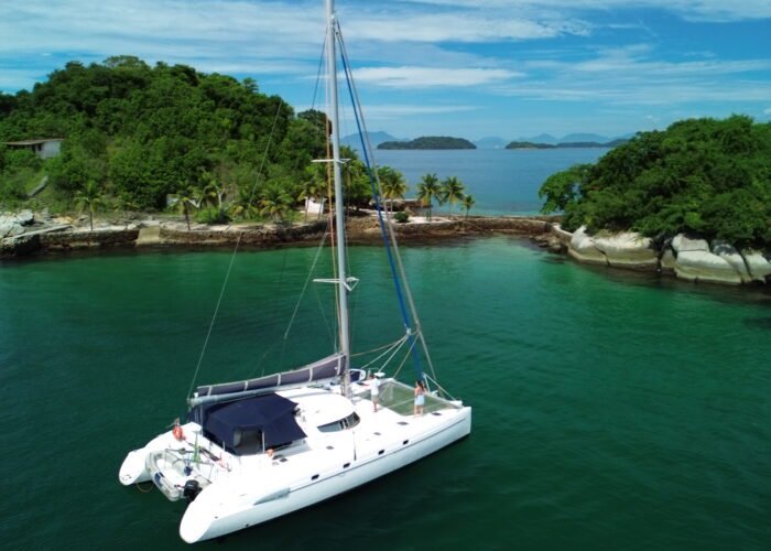 Catamarã Fountaine Pajot 46 pés ancorado próximo a praia com coqueiros em Paraty