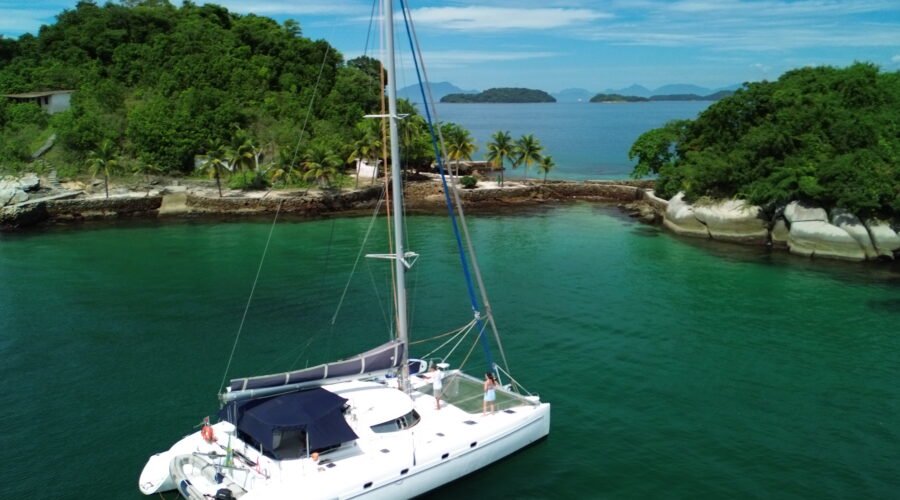 Catamarã Fountaine Pajot 46 pés ancorado próximo a praia com coqueiros em Paraty