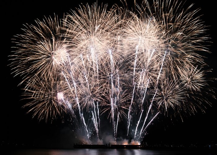 Fogos de artifício refletindo no mar durante o Réveillon em Copacabana.