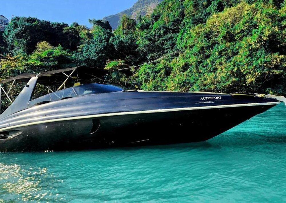 lancha Royal Mariner 360 preta navegando em Barra da Tijuca