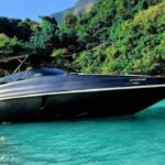 lancha Royal Mariner 360 preta navegando em Barra da Tijuca