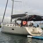 Veleiro Delta 41 ancorado em Paraty visto de perfil na água.