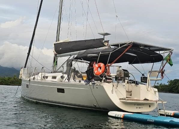 Veleiro Delta 41 ancorado em Paraty visto de perfil na água.