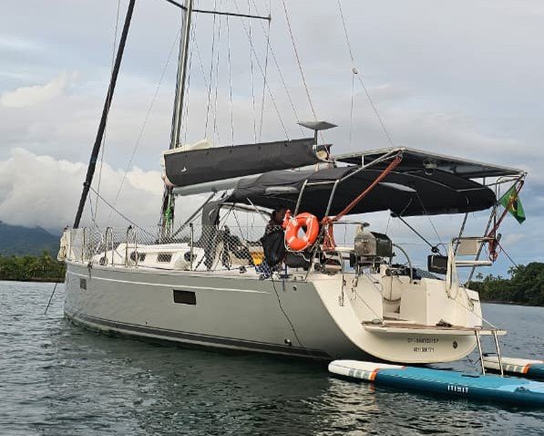 Veleiro Delta 41 ancorado em Paraty visto de perfil na água.