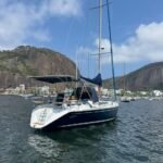 Veleiro MB 45 Blue Ocean ancorado na Urca com o Pão de Açúcar ao fundo.