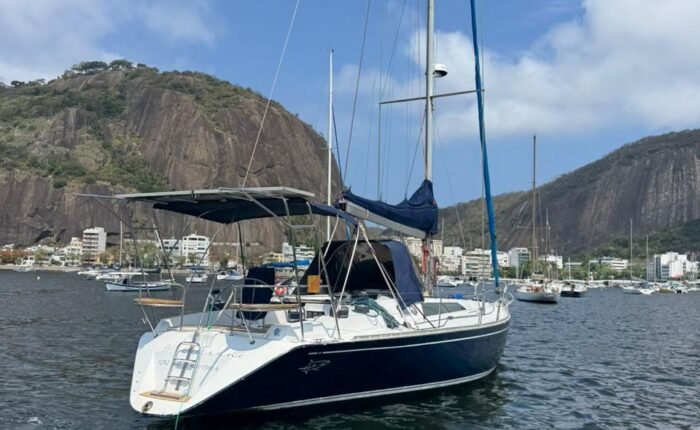 Veleiro MB 45 Blue Ocean ancorado na Urca com o Pão de Açúcar ao fundo.