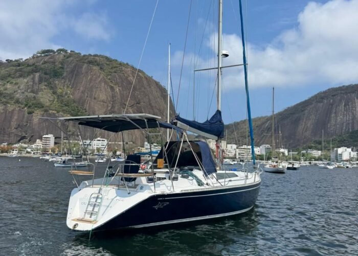 Veleiro MB 45 Blue Ocean ancorado na Urca com o Pão de Açúcar ao fundo.