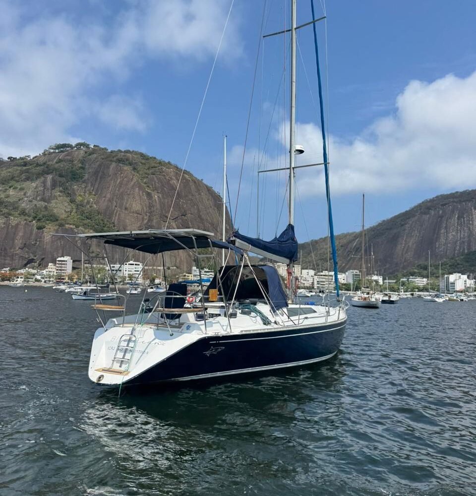Veleiro MB 45 Blue Ocean ancorado na Urca com o Pão de Açúcar ao fundo.