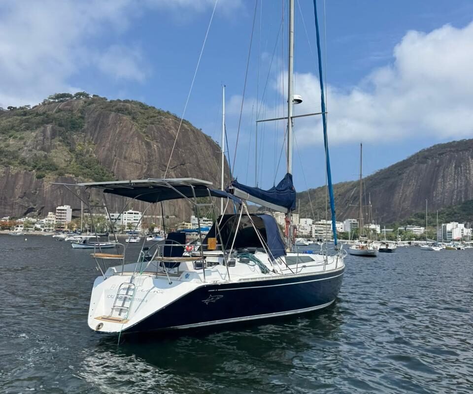 Veleiro MB 45 Blue Ocean ancorado na Urca com o Pão de Açúcar ao fundo.