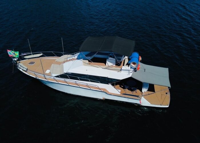 Iate Mares 600 branco em mar aberto, com dois conveses, flybridge e toldos abertos sobre a popa