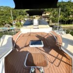 Área de solário na proa do Yacht Mares 600 Malik com deck em madeira.