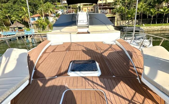 Área de solário na proa do Yacht Mares 600 Malik com deck em madeira.