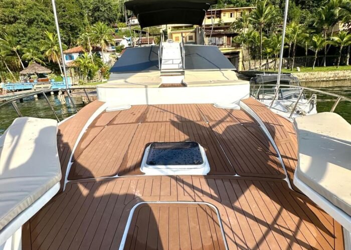 Área de solário na proa do Yacht Mares 600 Malik com deck em madeira.