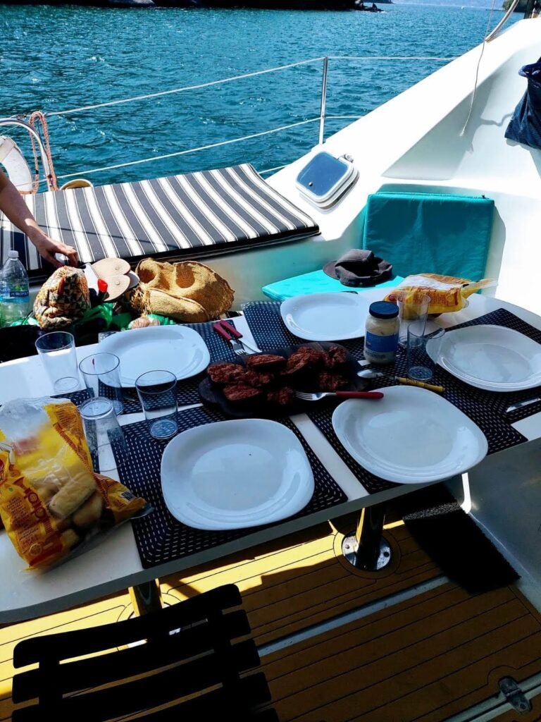 Mesa posta para refeição no Catamarã Kurt Hughes 43 El Arca