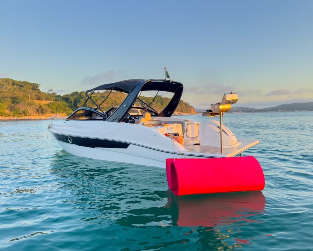 Lancha Coral 26 Bubbles com acessórios de lazer e churrasqueira na popa